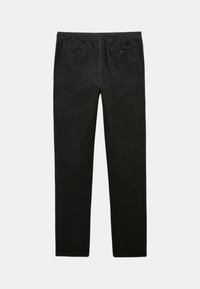 Pantalons noirs en tissu texturé, design à jambe droite, et deux poches arrière avec fermetures à bouton. Taille élastique.