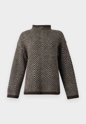 Braun-weißer Pullover mitChevron-Muster, langen Ärmeln und einem hohen, leicht gefalteten Kragen auf einem einfarbigen Hintergrund.