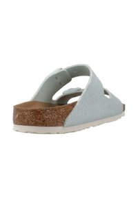 Sandalo in tessuto blu chiaro con suola in sughero, design aperto e dettagli intagliati ai lati. Leggero, con tomaia testurizzata e suola bianca.
