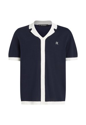 Granatowy sweter rozpinany na krótki rękaw z białym kołnierzykiem i plisą, z logo marki na piersi; gładka faktura i zapięcie na guziki.