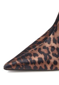 Pump a punta con stampa leopardata, realizzato in satin liscio, caratterizzato da tonalità di nero e marrone, cuciture evidenti e una silhouette elegante.