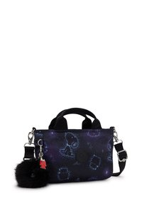 Mała czarna torba typu crossbody z wzorem konstelacji Snoopy, czarnymi uchwytami, regulowanym paskiem oraz puszystym czarnym brelokiem w kształcie pom-poma z czerwonym uroczym domkiem.