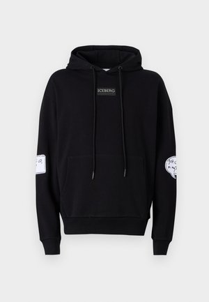 Felpa con cappuccio nera realizzata in misto cotone, con tasca frontale, coulisse, patch con logo ICEBERG e dettaglio grafico sulla manica.