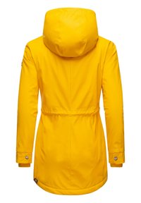 Geel waterdichte jas met een capuchon, koord in de taille, elastische manchetten en een gladde textuur. Bevat een merklabel op de onderzoom.