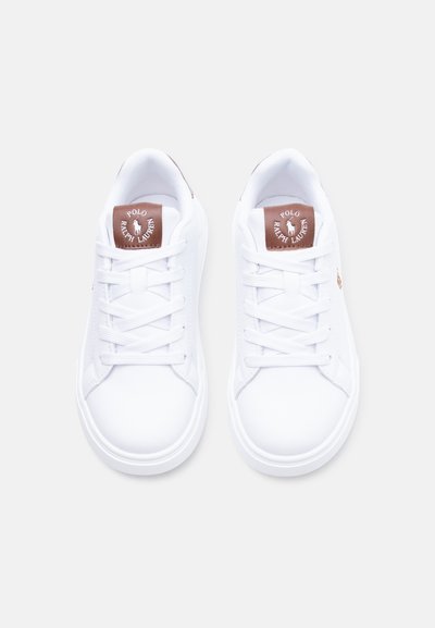 Para białych sneakersów Polo Ralph Lauren z brązowymi naszywkami z logo na języku, widziane z góry na jednolitym tle.