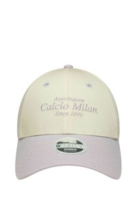 Cremefarbene Kappe mit einem helllila Schirm. Verfügt über den aufgestickten Schriftzug "Associazione Calcio Milan" in passendem Lila. Mit verstellbarem Hinterteil.