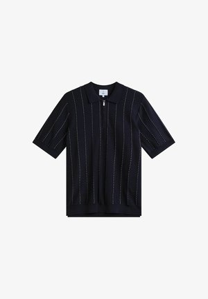 Musta lyhythihainen poolopaita, jossa on valkoiset pystysuorat tikkaukset ja edessä vetoketjutasku.