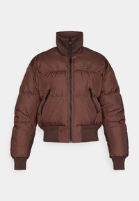 Casaco puffer castanho com gola alta, fecho de correr e punhos canelados. Apresenta dois bolsos laterais com fecho de correr e um design curto.