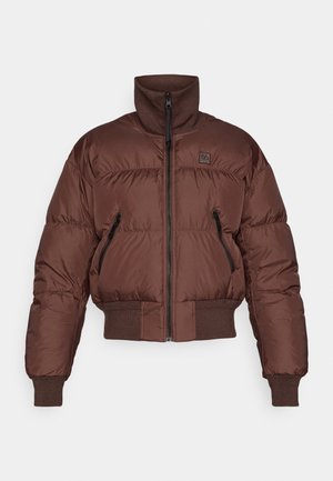 Casaco puffer castanho com gola alta, fecho de correr e punhos canelados. Apresenta dois bolsos laterais com fecho de correr e um design curto.