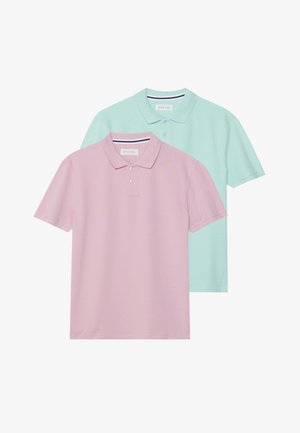 Dve polo majice s kratkimi rokavi: ena v pastelno roza, druga v metino zeleni. Obe imata klasične ovratnike in gumbne zanke. Mehka tkanina.