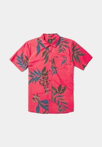 Camisa de manga corta en rosa brillante con patrones de hojas en azul y verde oscuro, con un cierre frontal de botones y un bolsillo en el pecho.