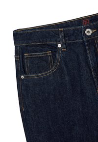 Jeans de denim azul oscuro con corte recto, que presentan costuras amarillas, un pequeño bolsillo delantero y un cierre de botón plateado.