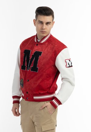 Rote Collegejacke mit strukturiertem Körper, weißen Ärmeln, schwarzem "M"-Logo, geripptem Kragen und Bündchen sowie seitlichen Taschen. Goldene Abzeichenverzierung am Saum.