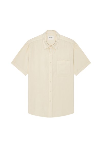 Chemise beige à manches courtes avec boutons, poche poitrine et col classique, étalée à plat sur un fond blanc.