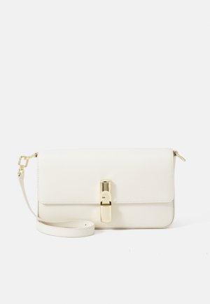 Bolso cruzado de piel blanca con un acabado texturizado, forma rectangular, cierre de hardware dorado y una correa desmontable.