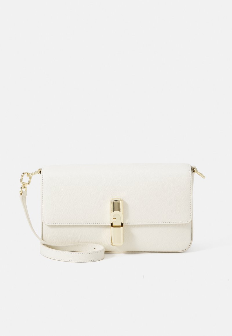 Biała skórzana torebka na ramię z teksturowanym wykończeniem, prostokątnym kształtem, złotą klamrą oraz odpinanym paskiem.