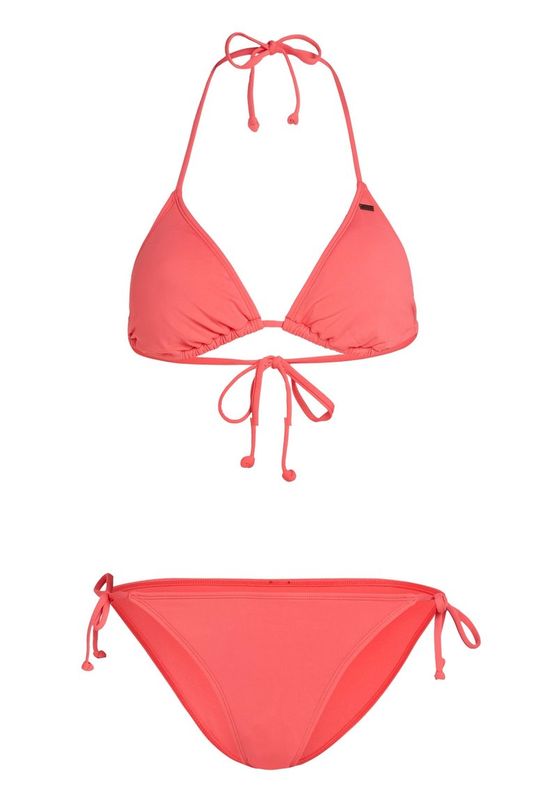 Ensemble de bikini corail comprenant un haut triangle avec nouage au cou et au dos, et un bas assorti réglable à nouer ; fabriqué à partir d'un tissu lisse et extensible.