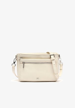Borsa a tracolla in pelle crema con tracolla regolabile, tasca anteriore con zip, texture liscia, design minimalista e dettaglio del logo in metallo.