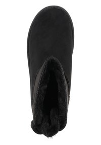 Botte chelsea en suède noir avec un doublure intérieure douce, un bout arrondi et des accents de couture le long du bord supérieur. Design simple, à enfiler.