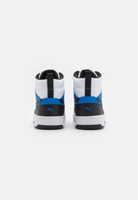 Høye sneakers med et hvitt og blått syntetisk overlag, svarte detaljer og en teksturert såle. Har en polstret krage og en løftekrok.