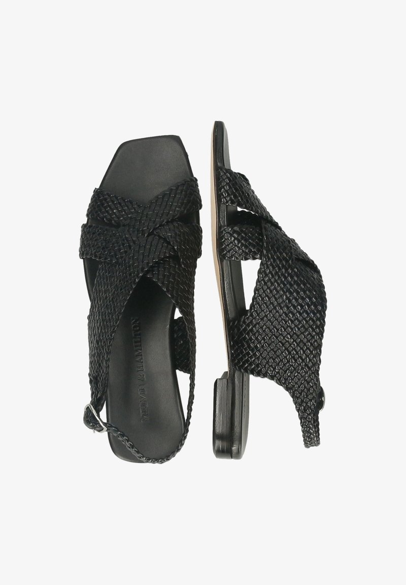 Sandales en cuir noir tressé avec des brides croisées et une boucle arrière, semelle plate, une sandale vue de dessus, l’autre vue de côté.