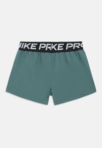 Τιρκουαζ βαμβακερές βερμούδες με μαύρη ελαστική μέση που φέρει λευκή σήμανση "NIKE". Απαλή υφή, casual σχέδιο, ραμμένες άκρες.
