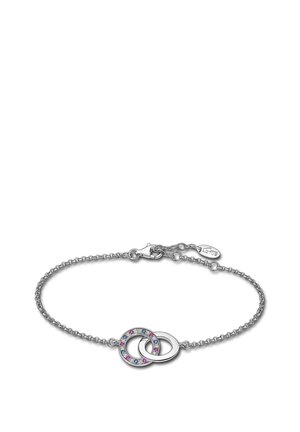 Bracelet en chaîne argentée avec des accents circulaires entrelacés. Un cercle orné de pierres précieuses roses et bleues. Fermeture à ressort.
