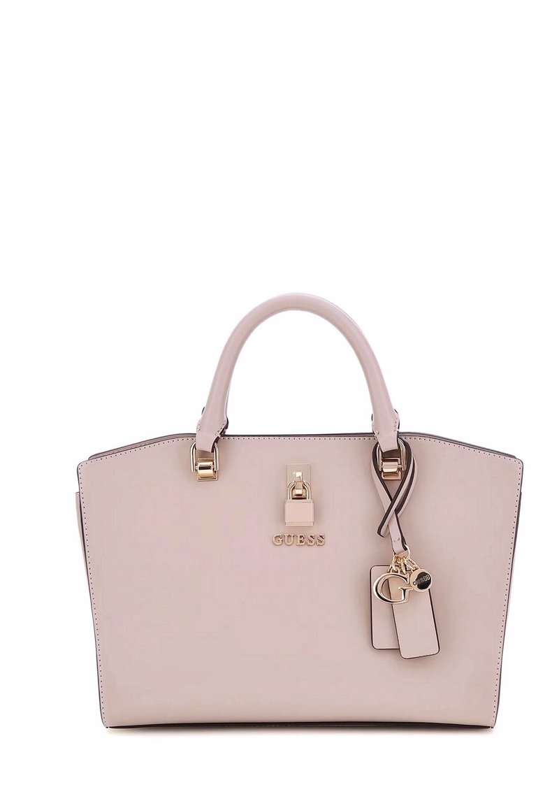 Bolso de mano de imitación piel en color rosa con forma estructurada, herrajes dorados, doble asa y un charm decorativo que presenta el logo y etiquetas de la marca.