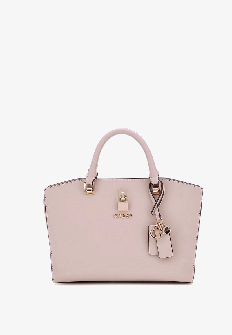 Bolso de mano de imitación piel en color rosa con forma estructurada, herrajes dorados, doble asa y un charm decorativo que presenta el logo y etiquetas de la marca.