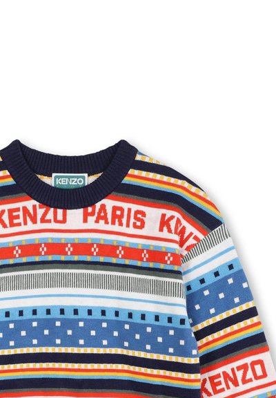Pull en tricot multicolore avec des rayures horizontales rouges, bleues, grises et jaunes, doté d'un col côtelé et de détails de logo.