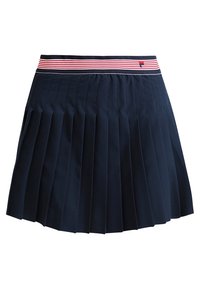 Mörkblå veckad kjol med randigt midjeband i rött och vitt. Tillverkad av ett slätt, lätt tyg; har prydligt sydda veck.