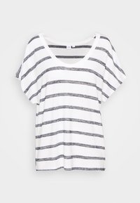 Camisa blanca de manga corta con rayas horizontales negras, escote amplio y corte holgado, mostrada sobre un fondo blanco.