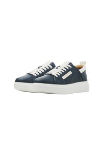 Sneaker in pelle blu navy con suole in gomma bianca, dotate di lacci bianchi e design minimale. Include un discreto logo laterale.