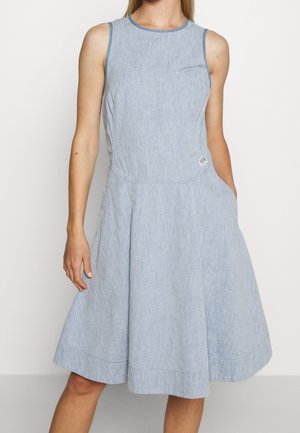 Hellblaues Chambray-Kleid mit ärmellosem Design, Rundhalsausschnitt, seitlichen Taschen und einem ausgestellten Rock. Dezente Textur und Steppdetails.