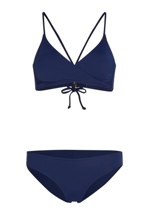 Tamsiai mėlynas bikinio komplektas su trikampiu liemenėliu, turinčiu reguliuojamas petnešas ir kakašymo užsegimą, bei atitinkamais žemo juosmens bikinio šortais.