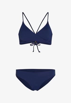 Jūras zila bikini komplekts ar trīsstūra krūšturi, kas ir aprīkots ar regulējamiem siksnām un sasienamu aizdari, kā arī atbilstošiem zemo vidukļa bikini apakšdaļām.