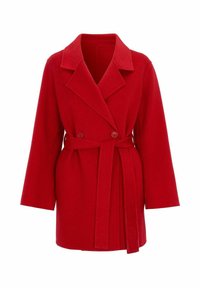 Punainen villatakki, jossa on kaksirivinen nappilista, suuri lovettu kaulus ja solmittava vyö; siinä on pitkät, hieman kapenevat hihat ja sileä pinta.