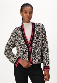Leopardenmuster-Kardigan in Beige mit schwarzem Besatz und pinken Akzenten. Verfügt über eine Knopfleiste und gerippte Bündchen, hergestellt aus einem weichen Strickmaterial.
