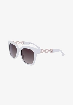 Occhiali da sole bianchi sovradimensionati quadrati con lenti scure sfumate e dettagli a catena color oro sulle aste.