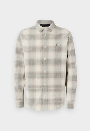 Camisa de manga larga con botones, con un patrón de cuadros beige y gris, cuello puntiagudo y pequeño logo bordado en el lado izquierdo del pecho.