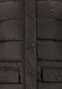Svart puffer-väst med vadderad design, tryckknappar och två framfickor. Tillverkad av mjukt, isolerat material med en elegant finish.
