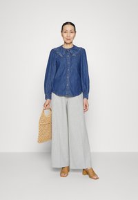 Marks & Spencer COLLAR BLOU - Blusa com botões - medium indigo