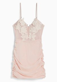 Robe rose courte avec bretelles spaghetti ajustables, texture froncée et détails en dentelle florale au niveau du col. Finition en tissu lisse.