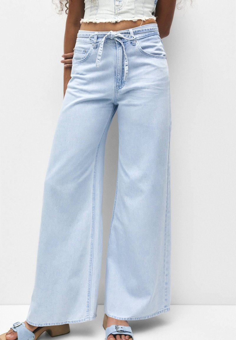 PULL&BEAR WIDELEG WITH BELT Flared Jeans blue denim Zalando.de