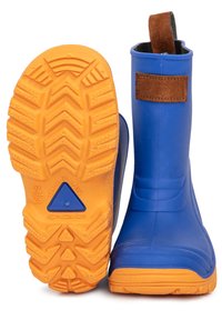 Blaue gummiartige, wasserdichte Stiefel mit einer strukturierten orangefarbenen Sohle, versehen mit einem braunen Stoffriemen auf der Rückseite und einer glatten Oberfläche.
