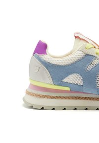 Sneaker leggero con tomaia in rete e dettagli in blu pastello, bianco e giallo. Dettaglio in corda sulla suola.