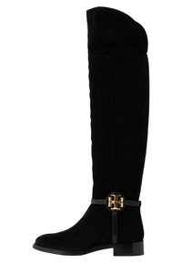 Botas negras de ante por encima de la rodilla, con punta redondeada, tacón plano y un acento de logo dorado en una correa negra en el tobillo.