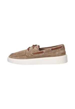 Mocassin en daim brun clair avec semelle en caoutchouc blanche, lacet en cuir marron passé dans des œillets argentés.