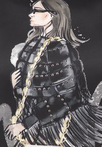 Zwart gestructureerd kledingstuk met metalen studs en franjes, voorzien van een gouden kettingband en een model dat zwarte zonnebrillen draagt.