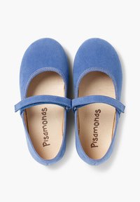 Pantofi Mary Jane din suede albastru, cu o curea, vârful rotund și un interior moale. Prezintă o margine cusută în contrast și numele brandului inscripționat.